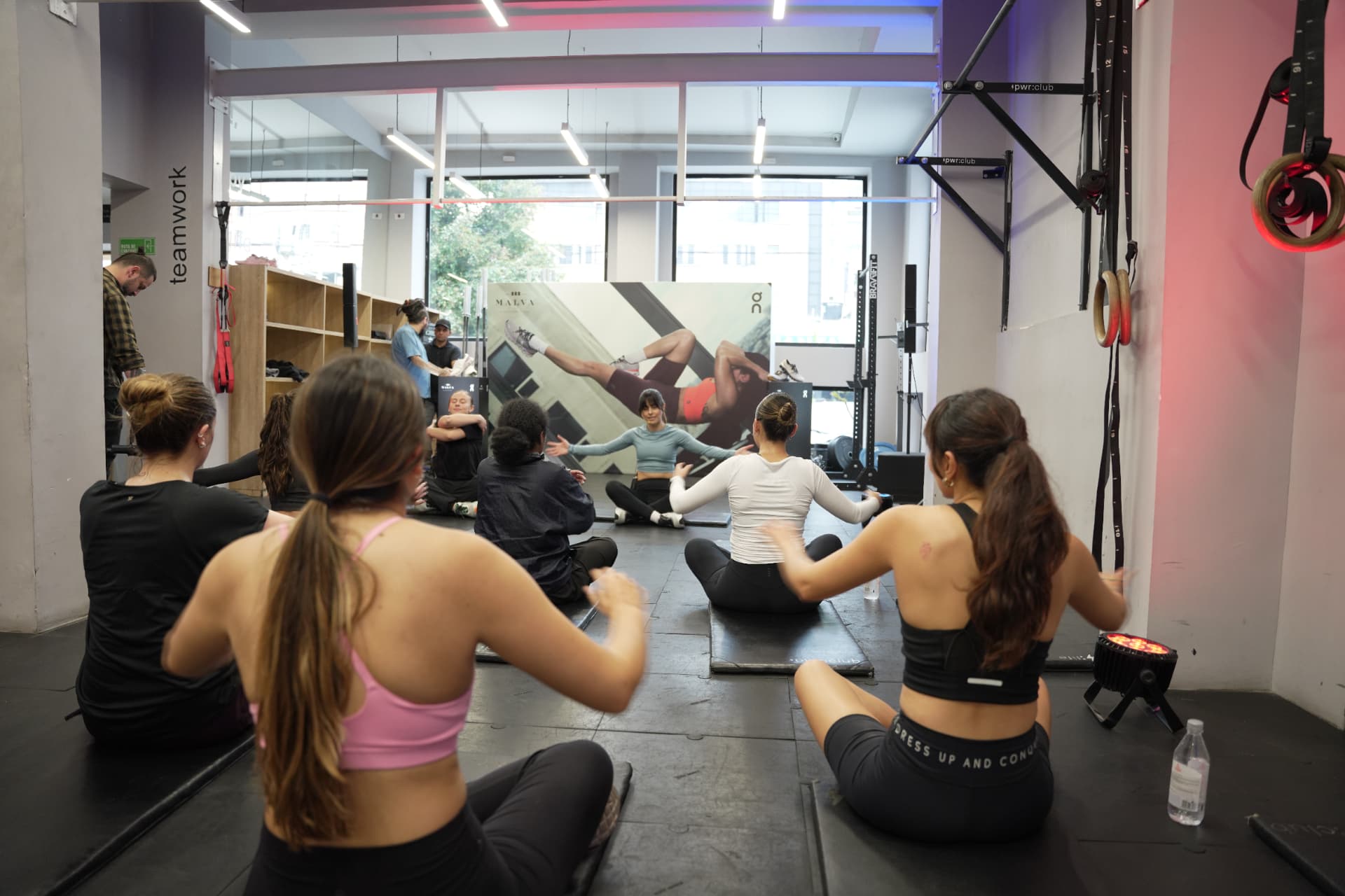 Grupo de alumnas en una clase de Pilates guiada por María Barajas